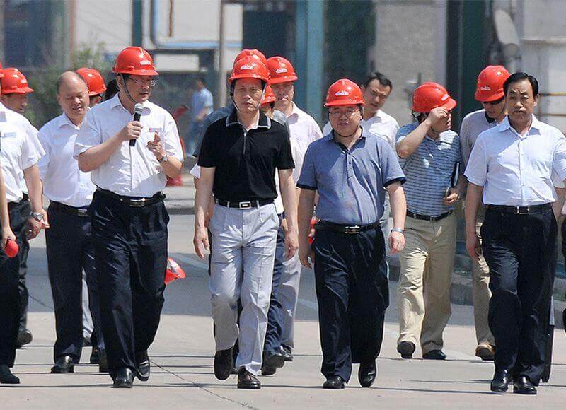 2013年6月27日，时任河南省省长谢伏瞻（左二）视察尊龙凯时人生就是搏。