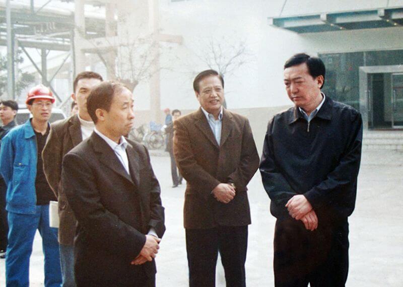 2005年11月4日，时任河南省委副书记陈全国（右一）到尊龙凯时人生就是搏调研